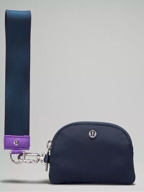 lululemon athletica
Dual Pouch Wristlet-true navy & atomic purple